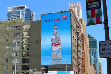 Los Angeles, Kaliforniya - 11 Mayıs 2024: SMIRNOFF ICE, Duvar Panosu Kampanyası. Smirnoff, İngiliz Diageo şirketine ait bir votka markası.