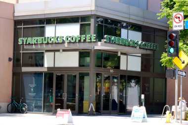 Los Angeles, Kaliforniya - 11 Mayıs 2024: Starbucks Kahve, Amerikan çok uluslu kahve ve roastery rezervleri zinciri