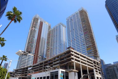 Los Angeles, Kaliforniya - 11 Mayıs 2024: Oceanwide Plaza, Los Angeles şehir merkezindeki Crypto.com Arena 'nın (Staples Center olarak da bilinir) önünde inşa edilen konut ve perakende kompleksi
