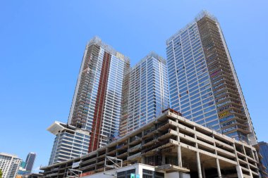 Los Angeles, Kaliforniya - 11 Mayıs 2024: Oceanwide Plaza, Los Angeles şehir merkezindeki Crypto.com Arena 'nın (Staples Center olarak da bilinir) önünde inşa edilen konut ve perakende kompleksi