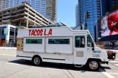Los Angeles, Kaliforniya - 11 Mayıs 2024: TACOS L.A Gıda Truck yolda
