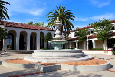 Azusa, Kaliforniya - 13 Mayıs 2024: Azusa Şehri, Azusa Belediye Binası 213 E Foothill Bulvarı, Azusa