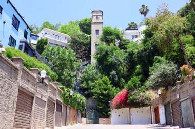 Hollywood, Los Angeles, Kaliforniya - 30 Mayıs 2024: Hollywood Heights 'da bulunan High Tower Asansörü, beş katlı bir asansör.