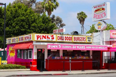 Hollywood, Los Angeles, California - 19 Haziran 2024: Pink 's Hot Dogs, 1939' dan beri Hollywood efsanesi Hot Dog Restaurant 709 N La Brea Ave, Los Angeles