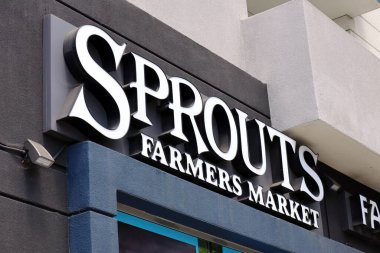 Los Angeles, California - 19 Haziran 2024 SPROUTS Çiftçi Pazarı. Sprouts, geniş bir doğal ve organik gıda yelpazesi sunan bir Amerikan süpermarket zinciri.