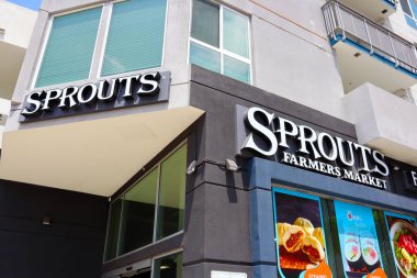 Los Angeles, California - 19 Haziran 2024 SPROUTS Çiftçi Pazarı. Sprouts, geniş bir doğal ve organik gıda yelpazesi sunan bir Amerikan süpermarket zinciri.