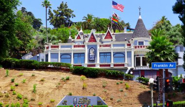 Los Angeles, California - 19 Haziran 2024: The Magic Castle Hotel and Club, şatafatlı konut 1909 'da inşa edildi.