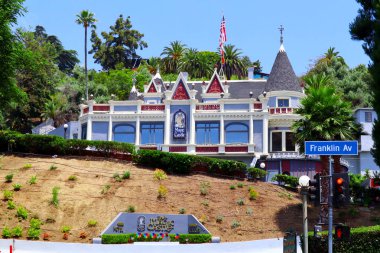 Los Angeles, California - 19 Haziran 2024: The Magic Castle Hotel and Club, şatafatlı konut 1909 'da inşa edildi.