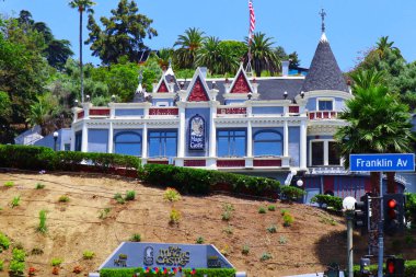 Los Angeles, California - 19 Haziran 2024: The Magic Castle Hotel and Club, şatafatlı konut 1909 'da inşa edildi.