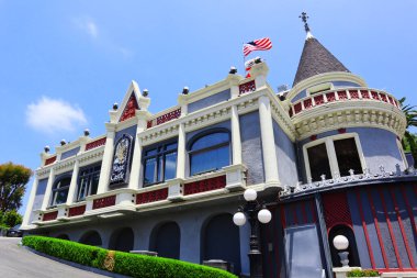 Los Angeles, California - 19 Haziran 2024: The Magic Castle Hotel and Club, şatafatlı konut 1909 'da inşa edildi.