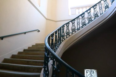 Pasadena, Los Angeles County, California - 10 Haziran 2024: Pasadena Belediye Sarayı 'ndaki sarmal merdiven