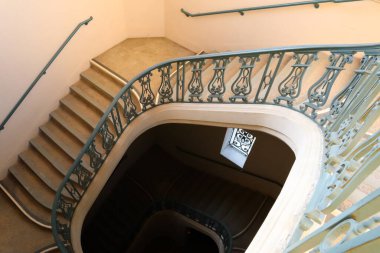 Pasadena, Los Angeles County, California - 10 Haziran 2024: Pasadena Belediye Sarayı 'ndaki sarmal merdiven