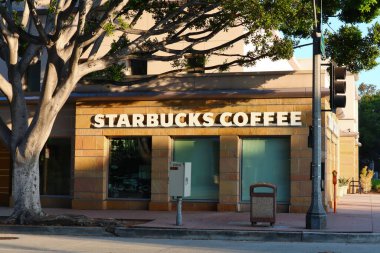 Pasadena, Los Angeles County, Kaliforniya - 10 Haziran 2024 Starbucks Kahve, Amerikan çok uluslu kahve ve roastery rezervleri zinciri