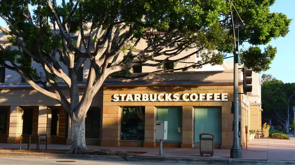 Pasadena, Los Angeles County, Kaliforniya - 10 Haziran 2024 Starbucks Kahve, Amerikan çok uluslu kahve ve roastery rezervleri zinciri