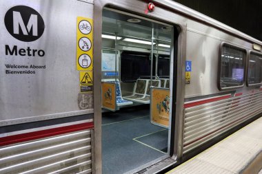 Los Angeles, Kaliforniya - 26 Haziran 2024: Los Angeles Metro Demiryolu B Hattı 'nın iç görünümü