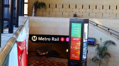 Los Angeles, California - 26 Haziran 2024: Los Angeles Union İstasyonu METRO Demiryolu B ve D Hat İstasyonu girişi