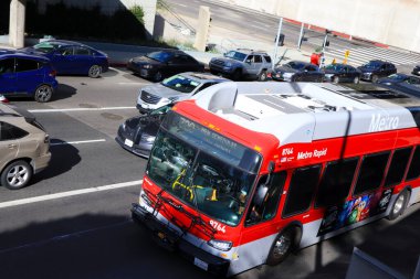 Los Angeles, Kaliforniya - 26 Haziran 2024: LA METRO Hızlı Otobüs, Los Angeles Eyaletinin Toplu Taşımacılığı