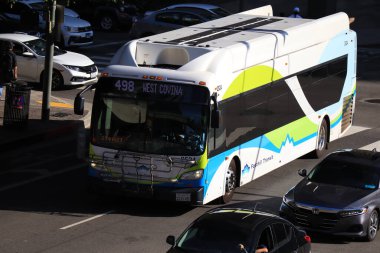 Los Angeles, Kaliforniya - 26 Haziran 2024: Foothill Transit Otobüsü gündüz vakti yolda 