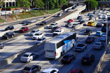 Los Angeles, California - 26 Haziran 2024: LAX Flyaway Otobüs. FlyAway, Los Angeles Uluslararası Havalimanı 'na yolcu taşıyan bir havaalanı servis servisidir.