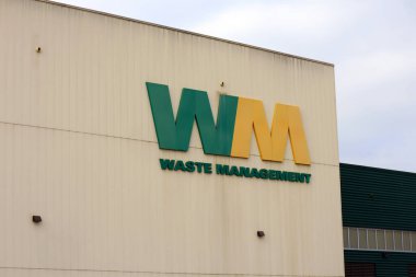 Irwindale, LA County, California - 17 Haziran 2024: WM Atık Yönetim Merkezi tabelası. WM, Kuzey Amerika 'da faaliyet gösteren bir atık yönetim şirketi.