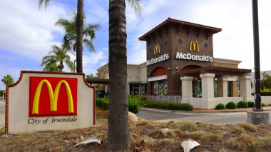 Irwindale, LA County, California - 17 Haziran 2024 McDonald 's fast food restoranı. McDonald 's hamburger, çizburger, patates kızartması, tavuk ürünleri, ambalajlar, milkshake, kahvaltı malzemeleri servis eder.