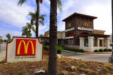 Irwindale, LA County, California - 17 Haziran 2024 McDonald 's fast food restoranı. McDonald 's hamburger, çizburger, patates kızartması, tavuk ürünleri, ambalajlar, milkshake, kahvaltı malzemeleri servis eder.