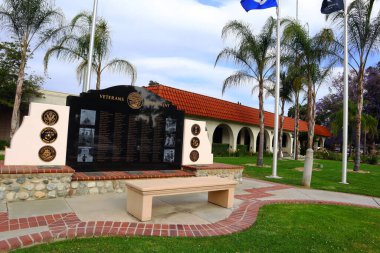 Irwindale, LA County, California - 17 Haziran 2024: Irwindale Şehri, Gaziler Anıtı Belediye Binası önünde yer alıyor