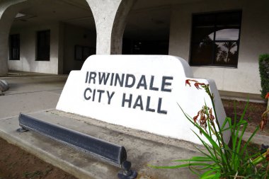 Irwindale, LA County, California - 17 Haziran 2024: 5050 N Irwindale Bulvarı 'nda bulunan Irwindale Belediye Binası