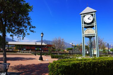 Arcadia, LA County, California - 14 Mayıs 2024: Arcadia Transit Plaza Transit Atlılar ve bir sivil toplum alanı