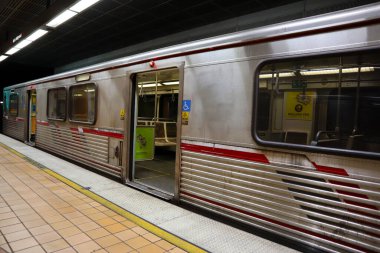 Los Angeles, Kaliforniya - 27 Haziran 2024 Los Angeles Metro Tren İstasyonu 'nda durdu.