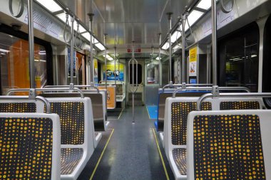 Los Angeles, Kaliforniya - 27 Haziran 2024 Los Angeles Metro Tren İstasyonu 'nda durdu.