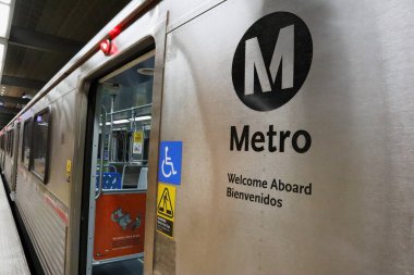 Los Angeles, Kaliforniya - 27 Haziran 2024 Los Angeles Metro Tren İstasyonu 'nda durdu.