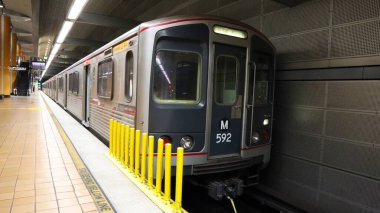 Los Angeles, Kaliforniya - 27 Haziran 2024 Los Angeles Metro Tren İstasyonu 'nda durdu.