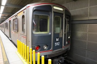 Los Angeles, Kaliforniya - 27 Haziran 2024 Los Angeles Metro Tren İstasyonu 'nda durdu.