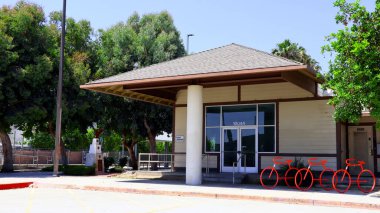 Los Angeles, California - 27 Haziran 2024: Chatsworth Tren İstasyonu 10040 Old Depot Plaza Rd..