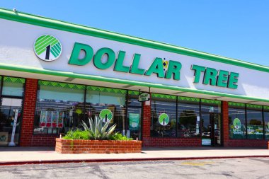 Los Angeles, California - 27 Haziran 2024: DOLLAR TREE Mağazası, Amerikan indirimli mağazalar zinciri.