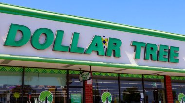 Los Angeles, California - 27 Haziran 2024: DOLLAR TREE Mağazası, Amerikan indirimli mağazalar zinciri.