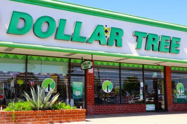 Los Angeles, California - 27 Haziran 2024: DOLLAR TREE Mağazası, Amerikan indirimli mağazalar zinciri.