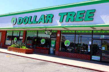 Los Angeles, California - 27 Haziran 2024: DOLLAR TREE Mağazası, Amerikan indirimli mağazalar zinciri.