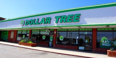 Los Angeles, California - 27 Haziran 2024: DOLLAR TREE Mağazası, Amerikan indirimli mağazalar zinciri.