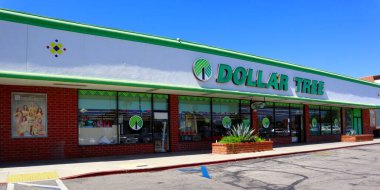 Los Angeles, California - 27 Haziran 2024: DOLLAR TREE Mağazası, Amerikan indirimli mağazalar zinciri.