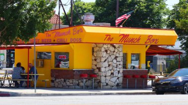 Los Angeles, California - 27 Haziran 2024: Chatsworth 'un tarihi hamburger standı Munch Box, 1956' da inşa edildi, 21532 Devonshire Caddesi, Los Angeles 