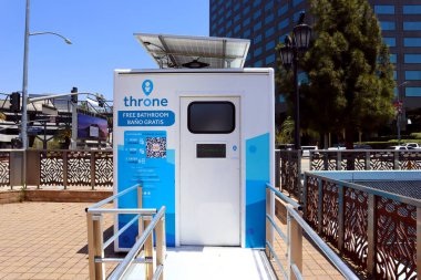 Los Angeles, California - 18 Haziran 2024: THRONE Banyo, temiz ve enfes banyo. Taht Laboratuvarı 'nın yanındaki akıllı umumi tuvalet. Bu da mobil uygulama veya QR kodu kullanarak ünitelere girebiliyor.