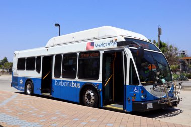 Los Angeles, Kaliforniya - 18 Haziran 2024: BurbankBus, Burbank Otobüs, Burbank toplu taşıma servisi, şehir içinde yerel güzergahlar ve Los Angeles bağlantıları sağlamaktadır.