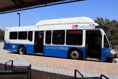 Los Angeles, Kaliforniya - 18 Haziran 2024: BurbankBus, Burbank Otobüs, Burbank toplu taşıma servisi, şehir içinde yerel güzergahlar ve Los Angeles bağlantıları sağlamaktadır.