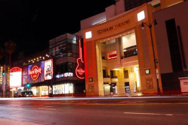 Hollywood, Los Angeles, California - 22 Temmuz 2024: Hollywood Bulvarı Şöhret Yolu, Hard Rock Cafe manzarası, Dolby Tiyatrosu ve Ovation Hollywood geceleri. Uzun pozlama Fotoğrafçılık