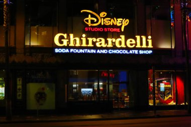 Hollywood, Los Angeles, Kaliforniya - 22 Temmuz 2024: The El Capitan Theatre and Disney Studio Store ve Ghirardelli Soda Fountain By Night