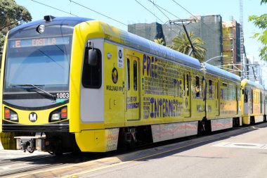 Santa Monica, California - 28 Haziran 2024: Los Angeles METRO Demiryolu E Hattı treni Santa Monica şehir merkezinde