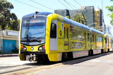 Santa Monica, California - 28 Haziran 2024: Los Angeles METRO Demiryolu E Hattı treni Santa Monica şehir merkezinde