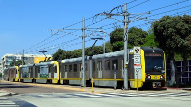 Santa Monica, California - 28 Haziran 2024: Los Angeles METRO Demiryolu E Hattı treni Santa Monica şehir merkezinde